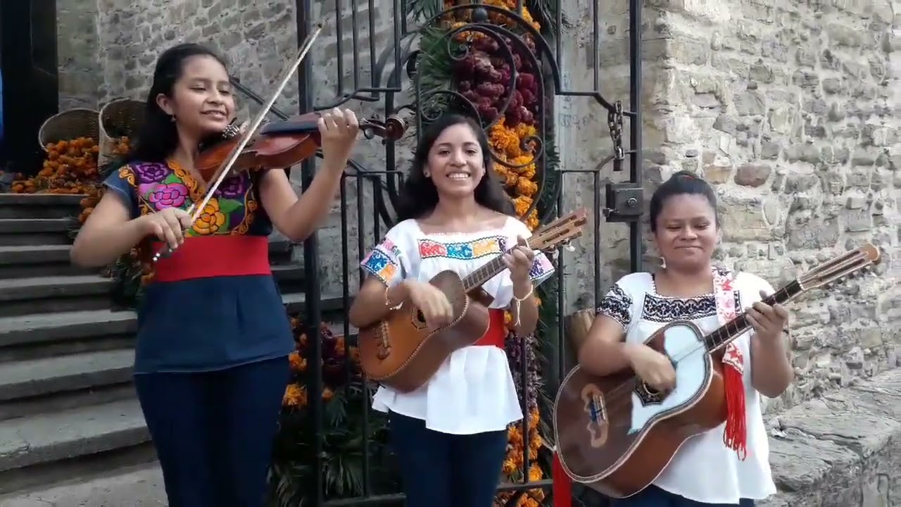 Trío Lucero Huasteco - La Azucena