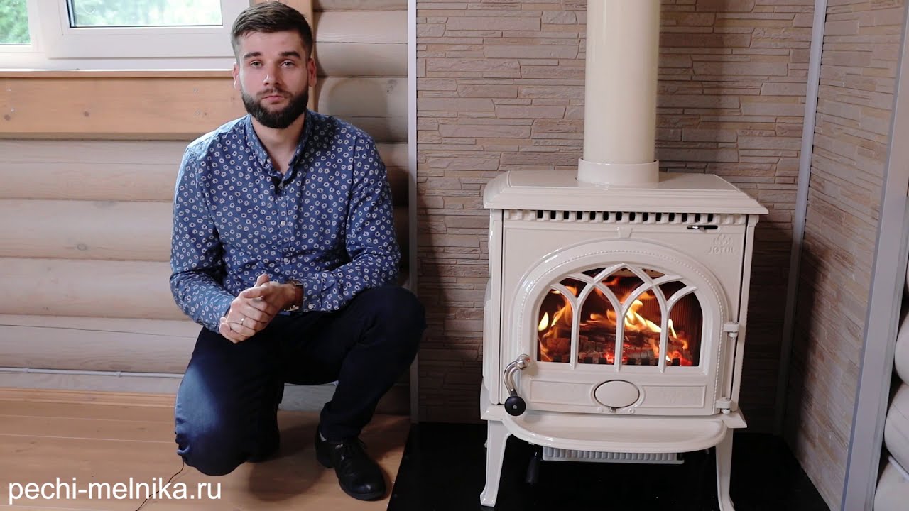 печь Jotul в доме из бревна