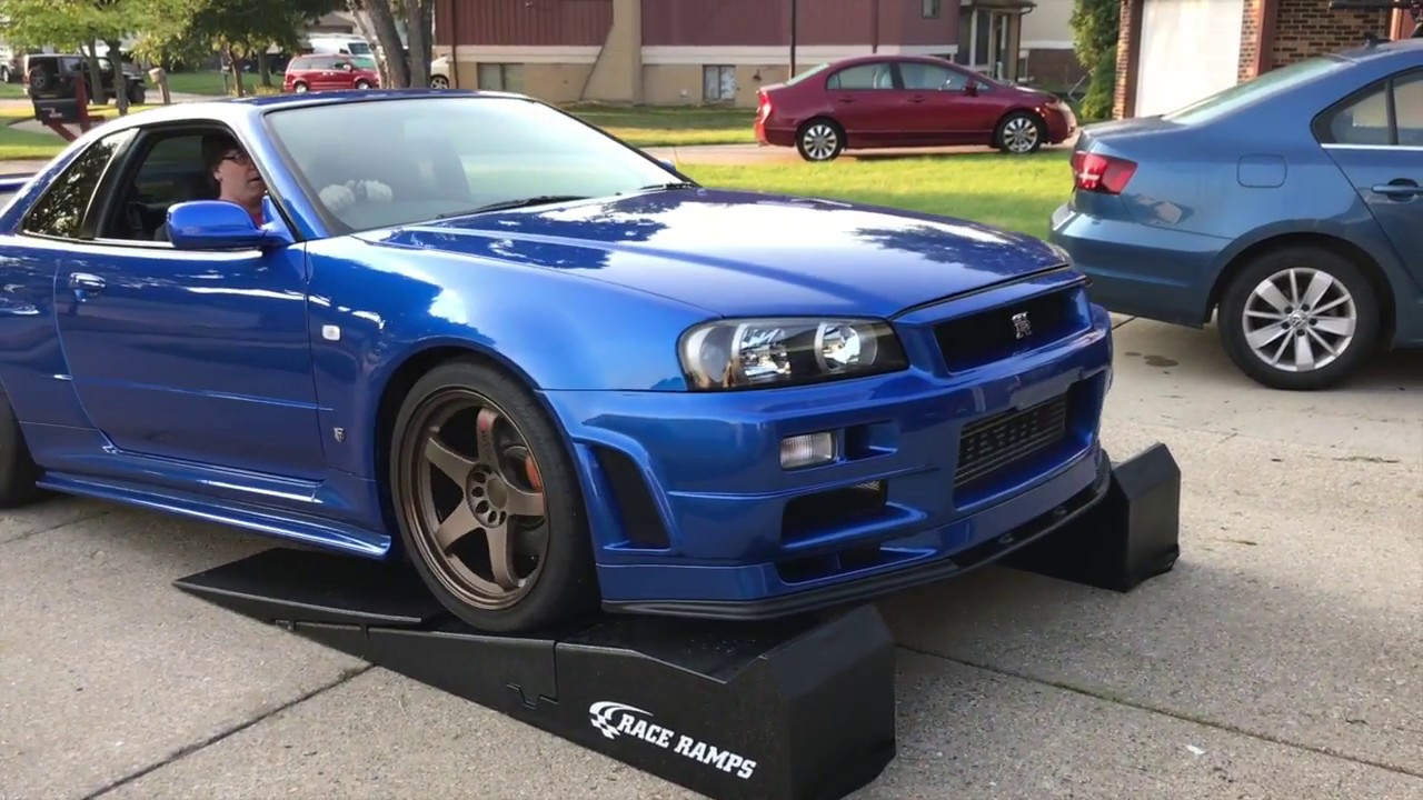 Oil Change on the Nissan R34 GTR V-Spec