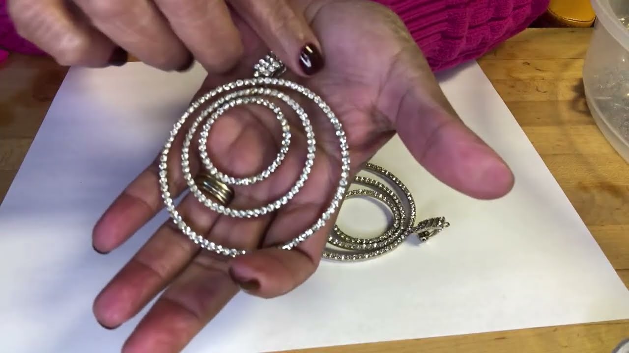 Vintage to now jewelry lot, earrings and more. Lote de joyeria vintage a moderna, aretes y mas.