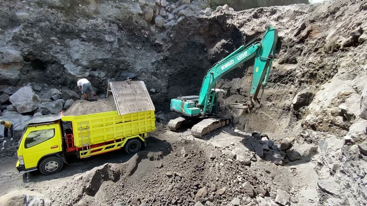 Excavator kobelco digging sand