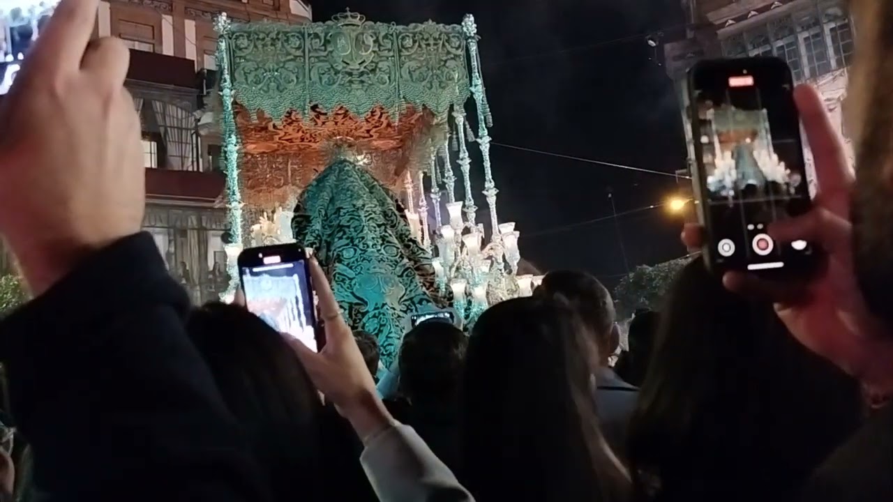 Esperanza de Triana en el Altozano de Vuelta/Magna Sevilla 2024