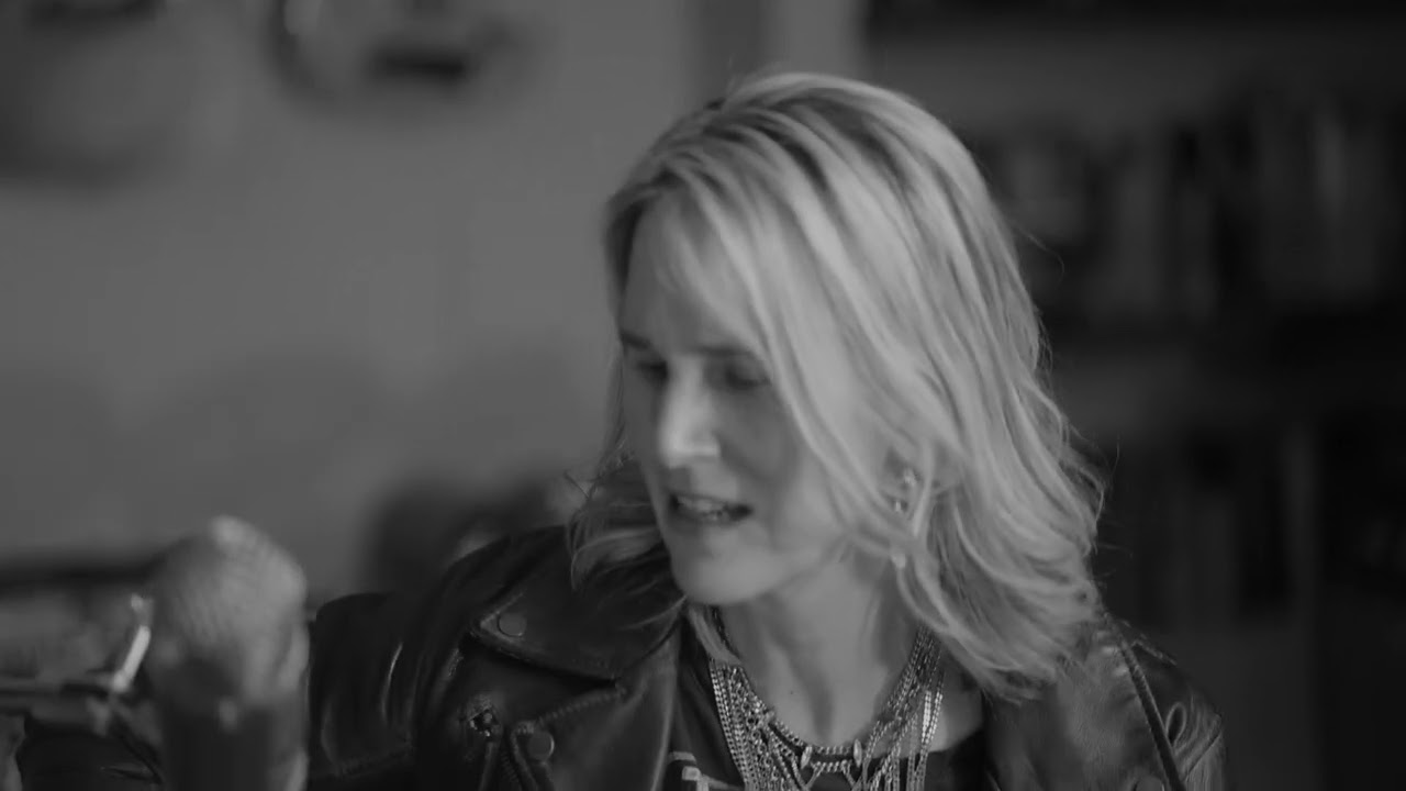 Lynne Hanson - Light In Me [Official Performance Video]