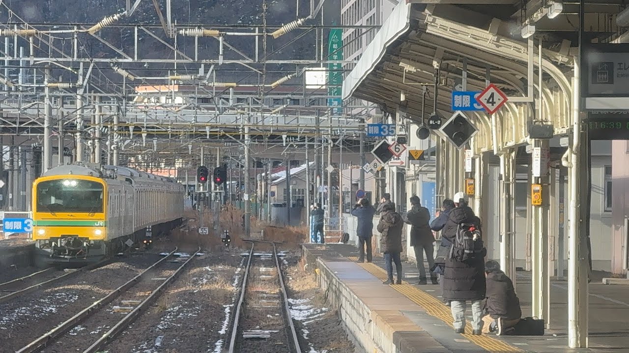 2026/03/04 配9548M 205系3100番台AT入場配給E493系オク01+205系M6編成+M16編成 福島駅で遅延の貨物退避を行なったためE493系に追いつかれて逃げ切るシーン