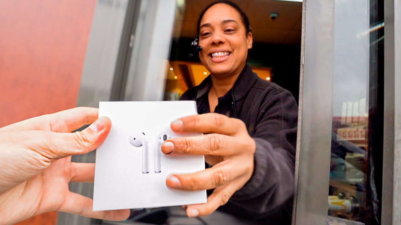 REGALANDO AIRPODS DE PROPINA