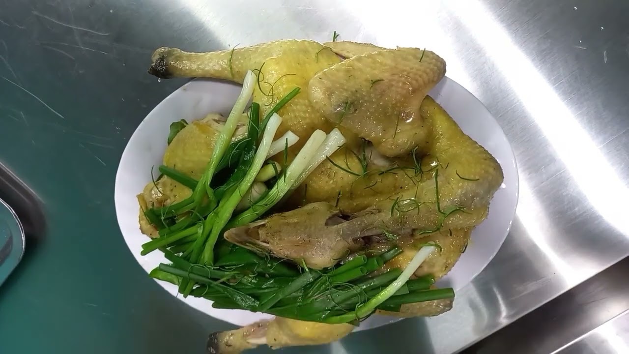 Gà hấp hành và lòng mề nấu miến.