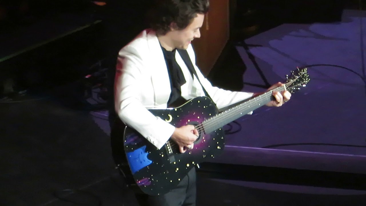 HARRY STYLES PLAYING GUITAR PHILLY
