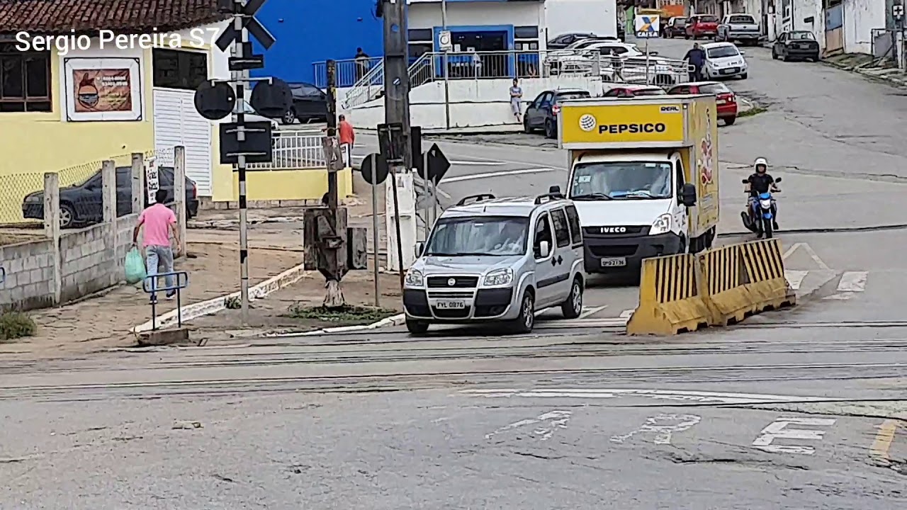 Cipó - SP , passei um dia nesse lugar bora conhecer. O trem passa no meio da Cidade.