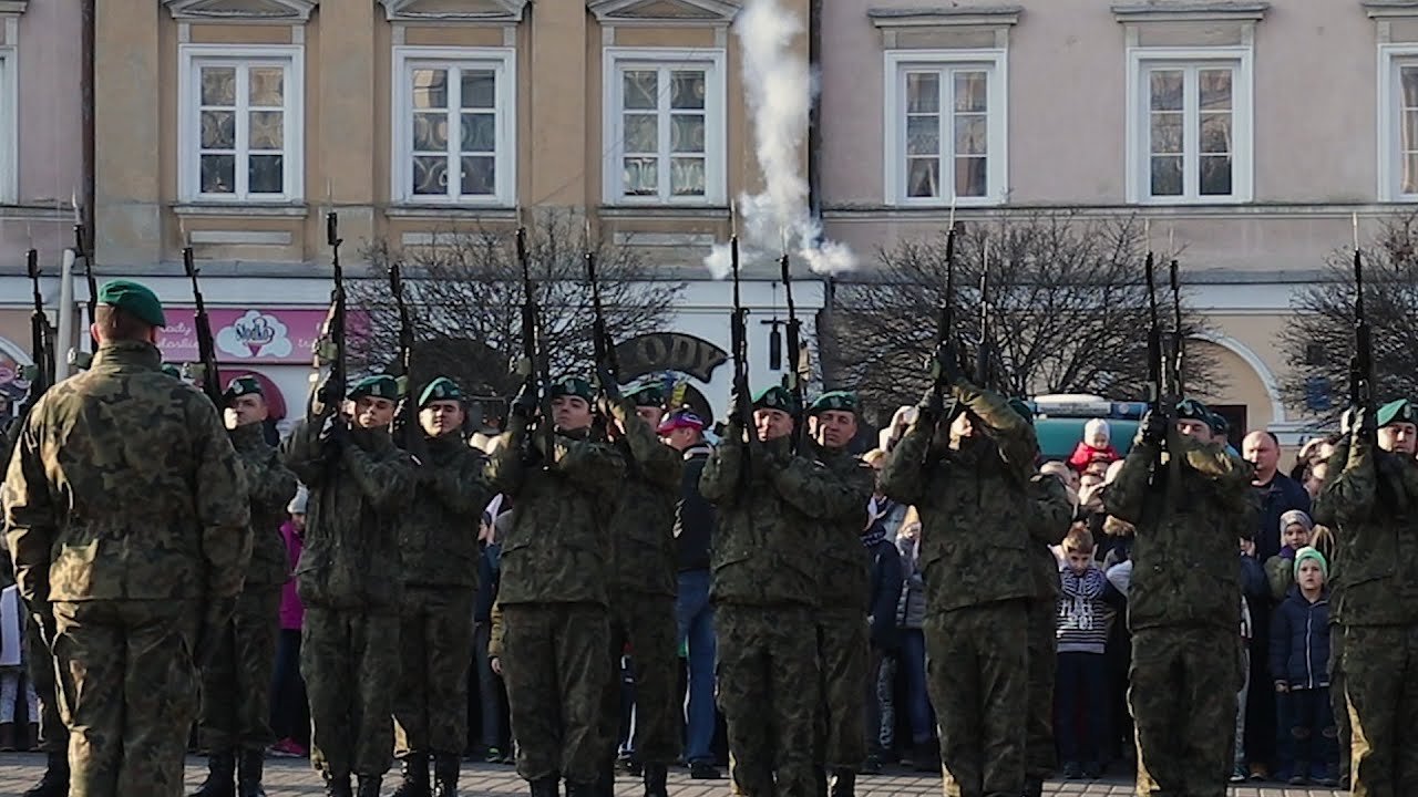 Salwa honorowa na 100 lat niepodległości w Lublinie
