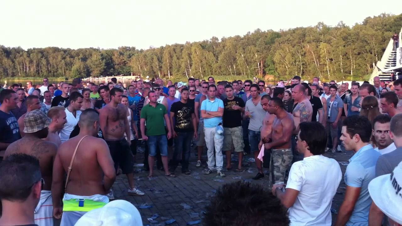 Hooligans gevecht op Decibel Outdoor 2011 (1/2)