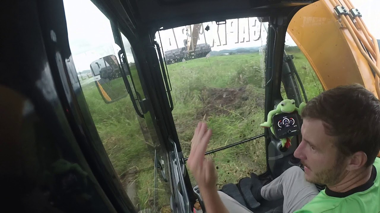 Escavadeira hidraulica trabalhando no banhado com estivas operador capixaba