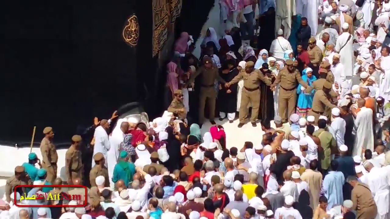 Hard Job To Remove Crowd From Hajr-e-Aswad By Saudi Police  At Prayers Time Five Times A Day