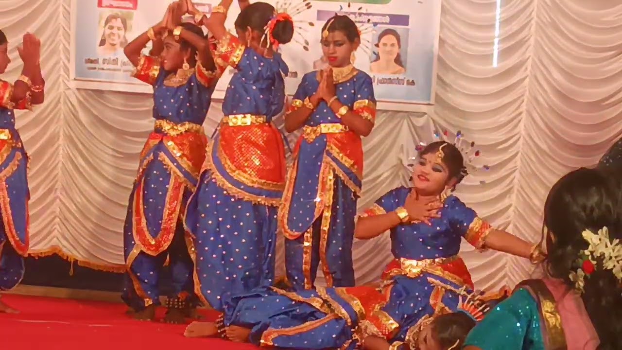 Centre of the attraction ....... മാളൂട്ടിയുടെ ഗ്രൂപ്പ് dance........school Anniversary 💃💃💃💃💃😘