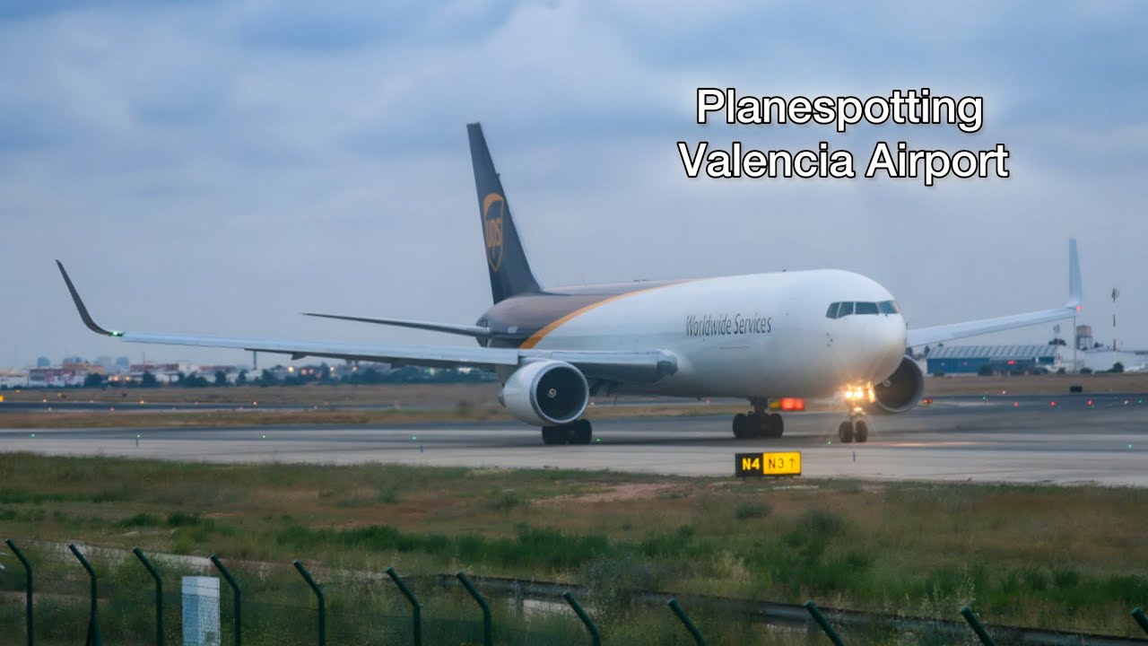 Planespotting in Valencia Airport | LEVC 4K 60 sun set and Dusk