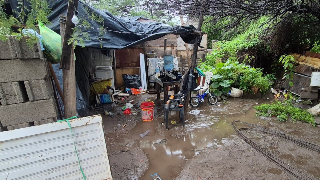 Estela Maris, solicita ayuda debido a que la lluvia inundó su vivienda ubicada en el Loteo Soria.