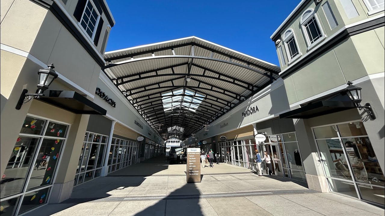 Северо-западное крыло 1 торгового центра Tanger Outlets в Северном Чарльстоне, Южная Каролина.