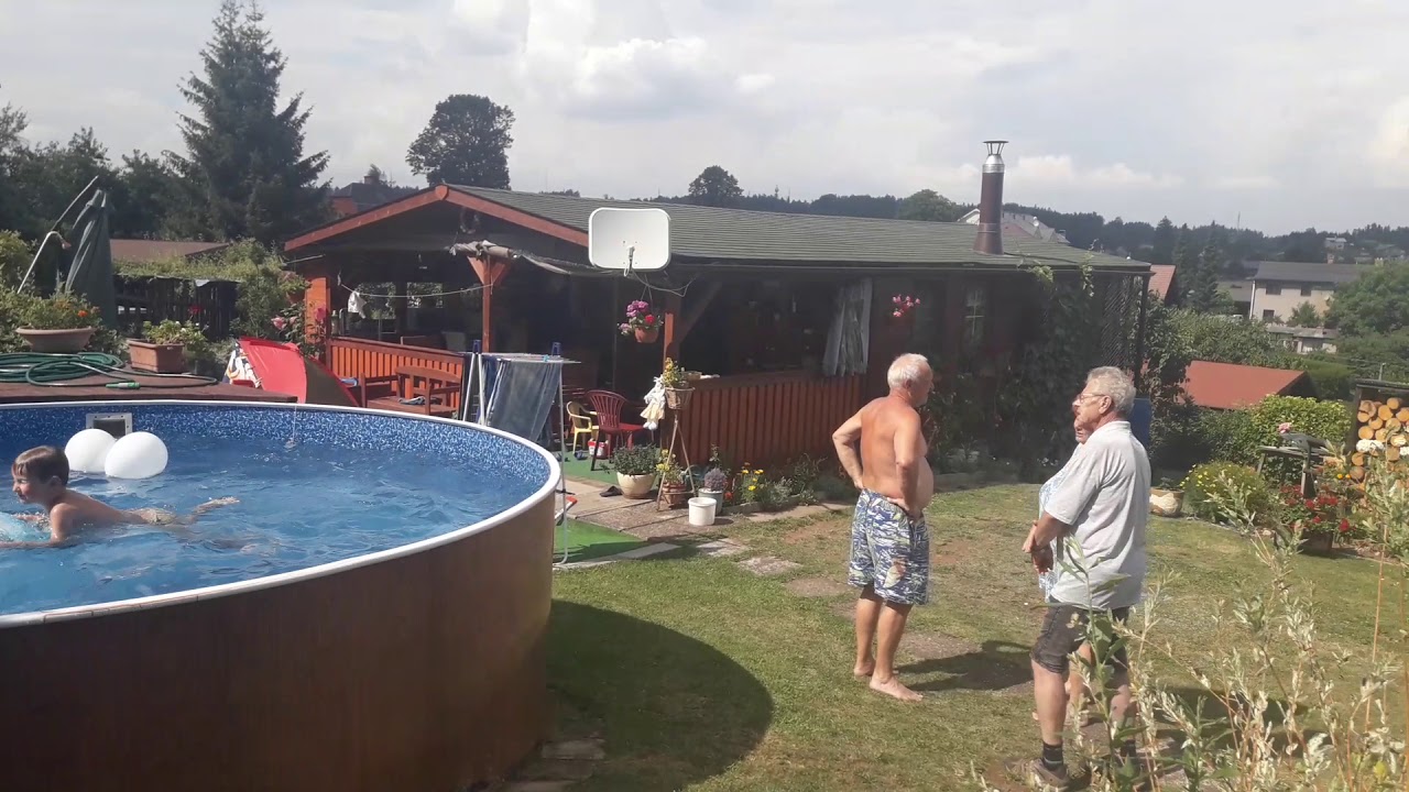 Dunduncek a koupání u dědy na zahradě