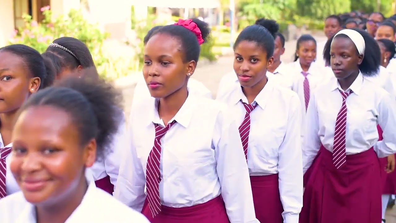 Wanafunzi wa kidato cha sita wakiingia katika MISA.