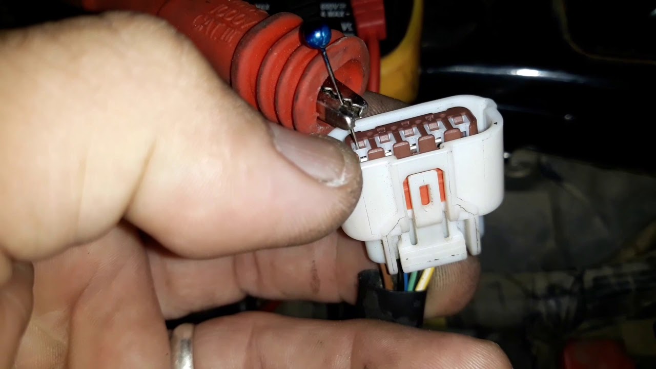 Teste de alimentação positiva e negativa no conector da bomba de combustível da CG 150 FAN 2010