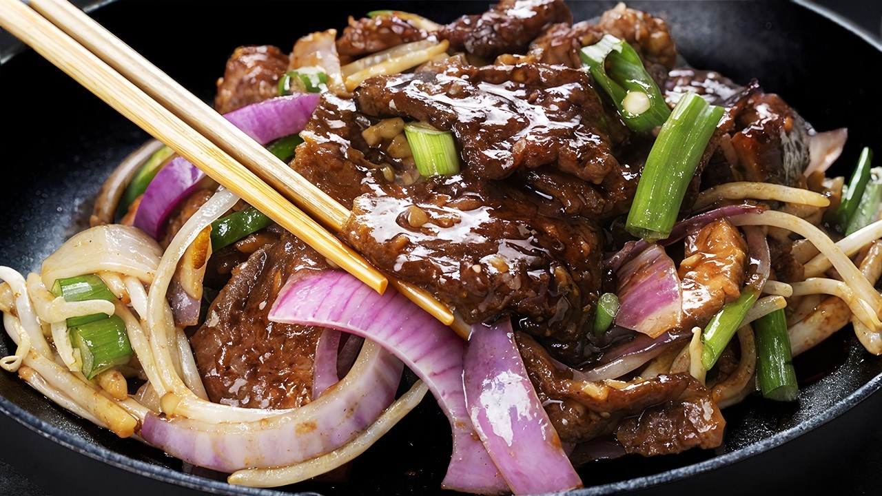 Mega! Schnelle asiatische Abendessen ohne viel Aufwand! Nur Rindfleisch und Zwiebeln!