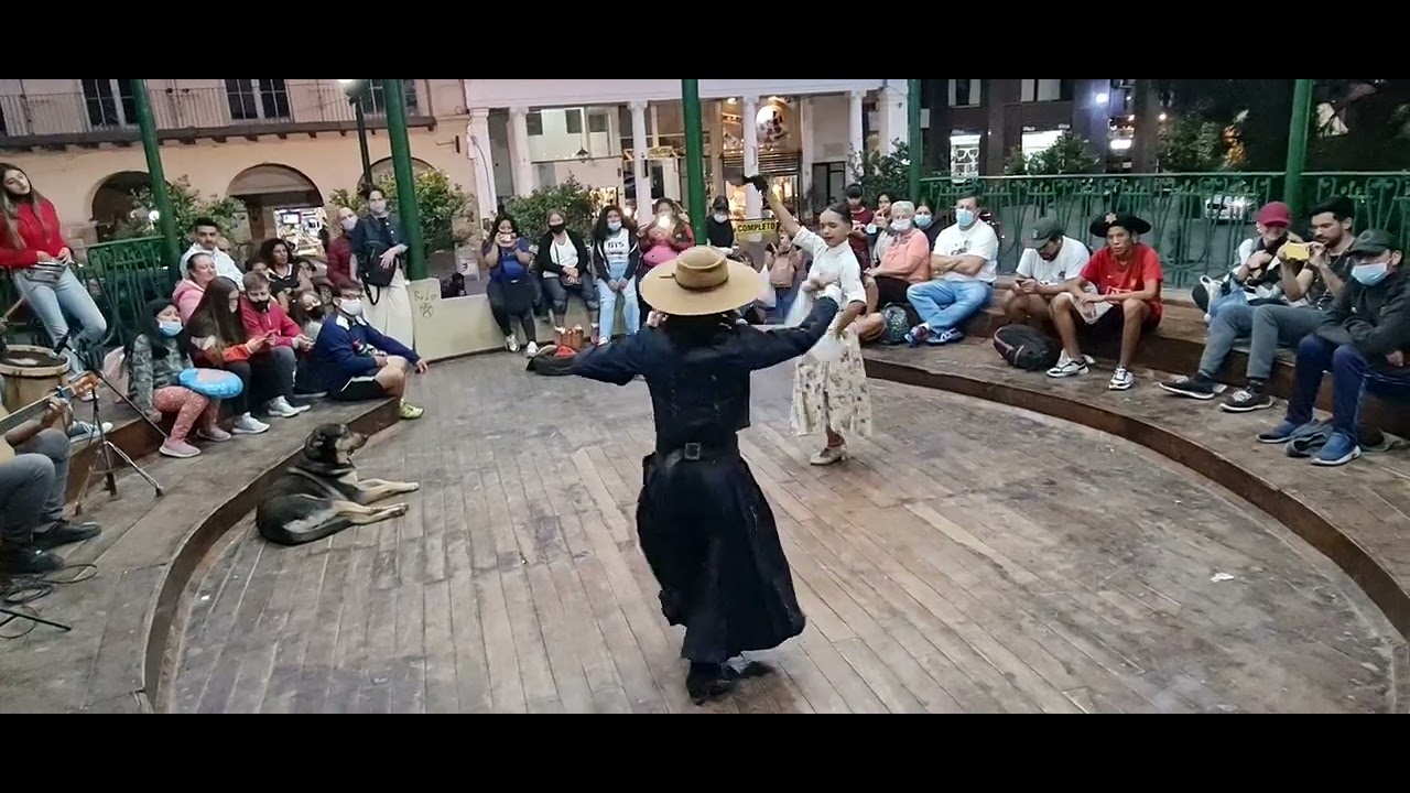 Bailando la zamba La Linda con Brisa y Facu