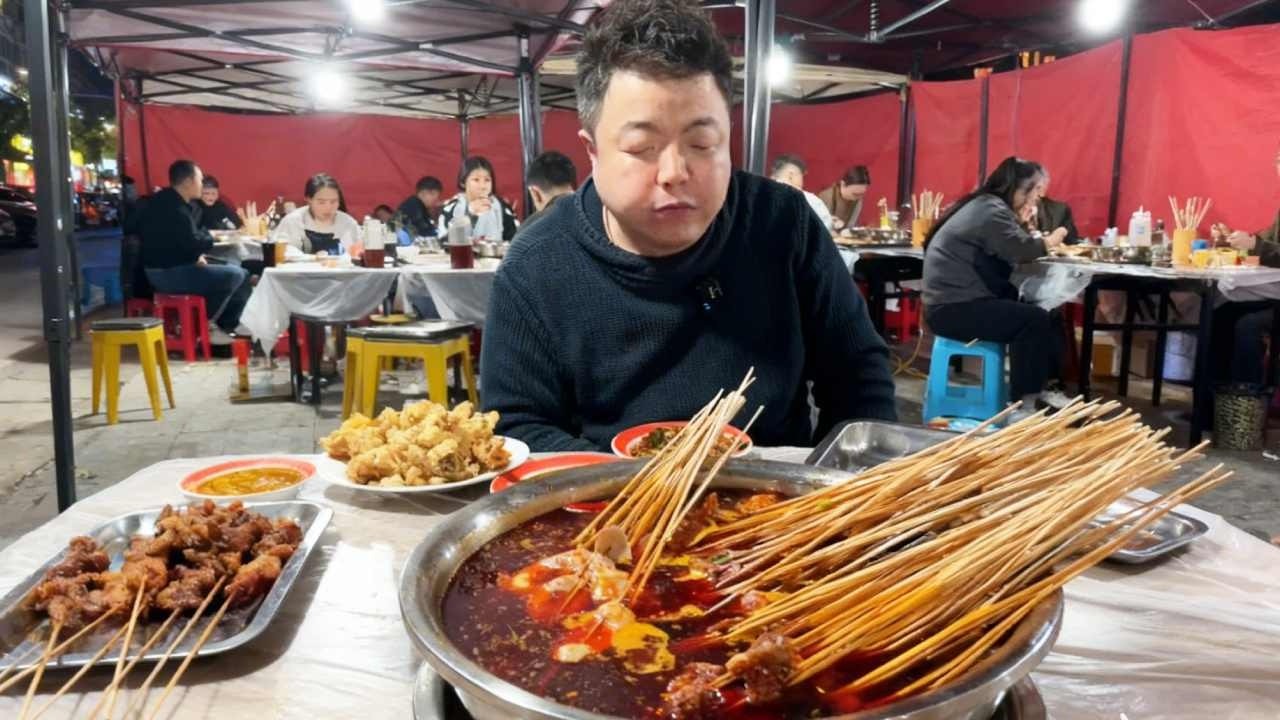 重庆街边麻辣烫人超级多，300元吃到饱太爽了，鲜香麻辣吃不过瘾【五小区彭于晏】