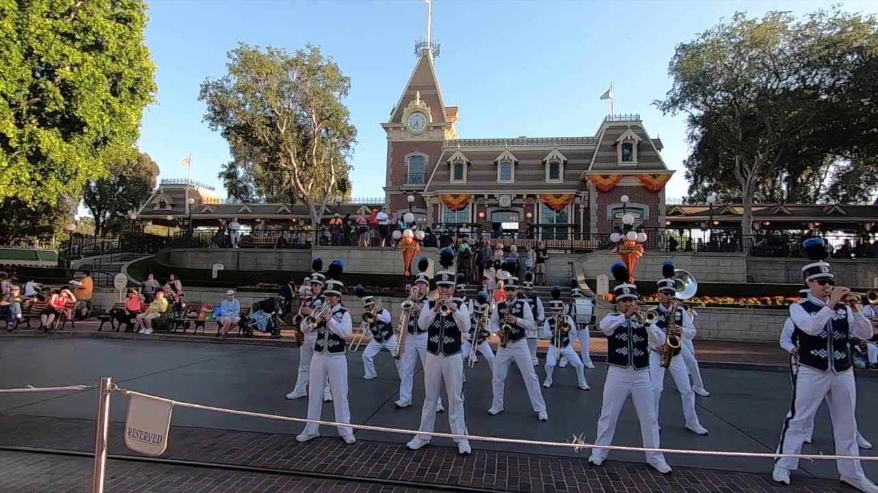 20190919 1725 DisneyLand Band in California DisneyLand Park