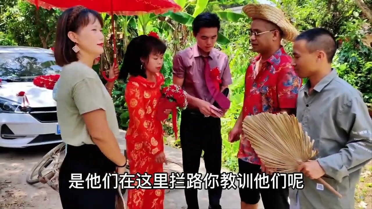仗着自己有小汽车，将姑娘的柴火，全部扔在了沟里