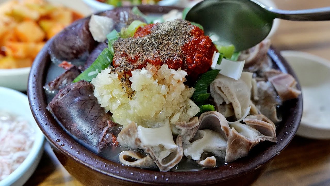 Много свиного супа, вытекающего из миски / корейская уличная еда