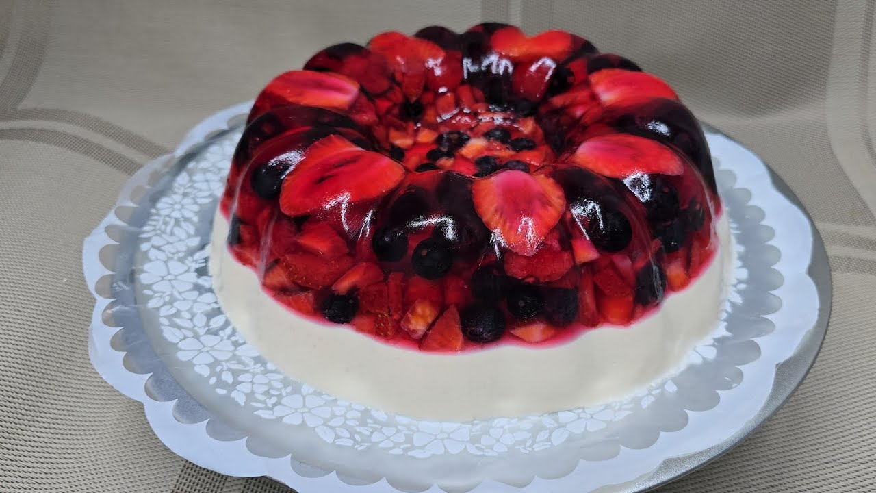 Gelatina de frutos rojos encapsulados y tres leches