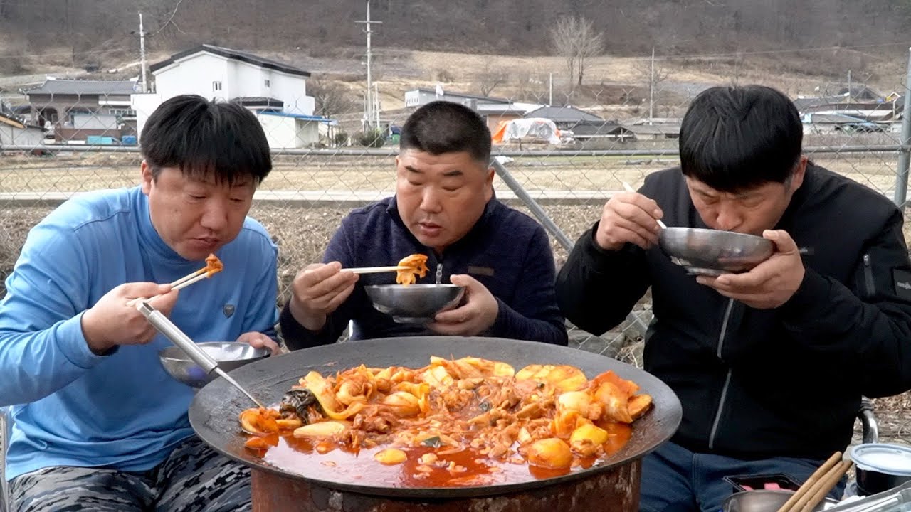 중독성 강한 맛! 칼칼한 밥도둑 묵은지찜닭 [Braised spicy ripe kimchi]