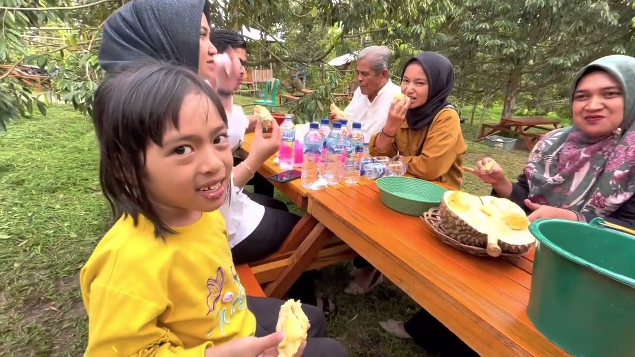 naya & family panen dan makan durian bawor