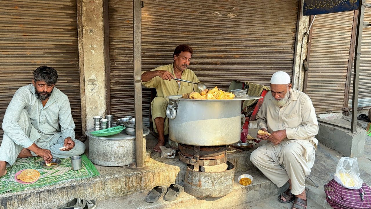 50/- Rs BHAI SAAB BONG PAYE ROAD SIDE BREAKFAST 😍 CHEAP SIRI PAYA - PAKISTAN STREET FOOD LAHORE