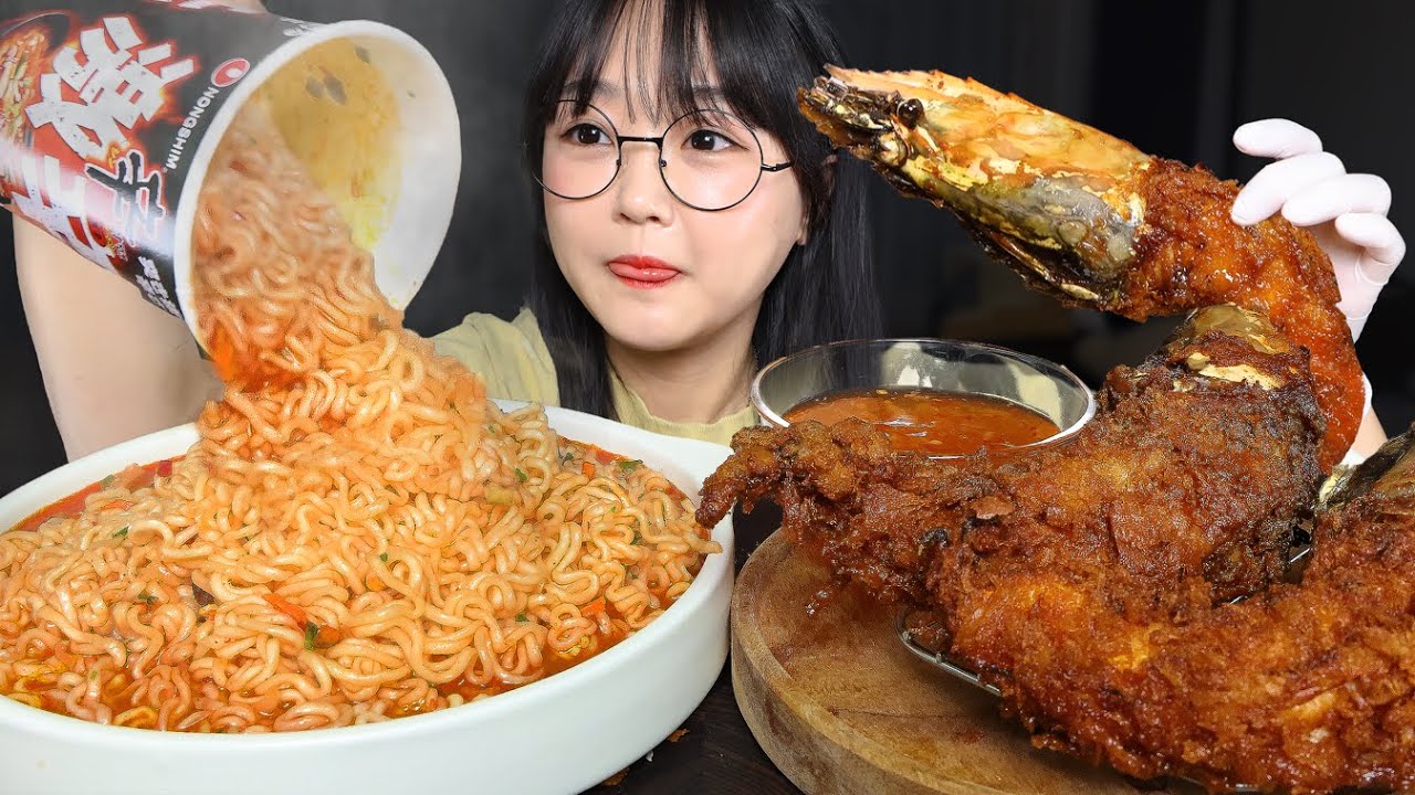 Супер острый рамен и гигантские жареные креветки🍜🍤Mukbang ASMR