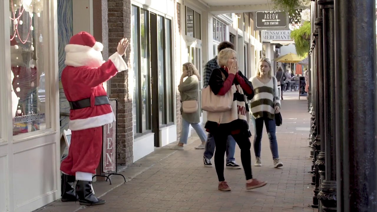 Scaring People with fake Santa! PRANK VIDEO!!