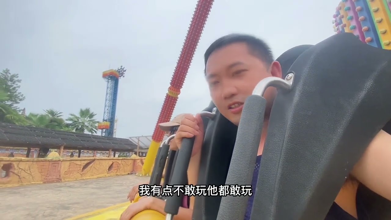 流浪大姐来到游乐场，体验年轻人玩的大摆锤，吓得差点就挂了