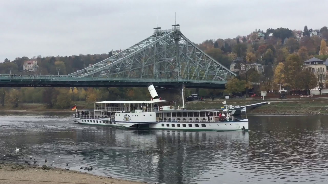 Elbdampfer am Blauen Wunder bei der Anlegestelle Blasewitz