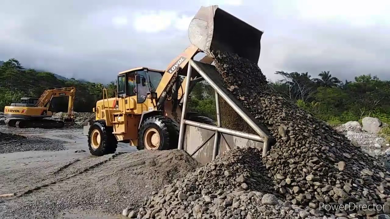 Wheel loader screening sand