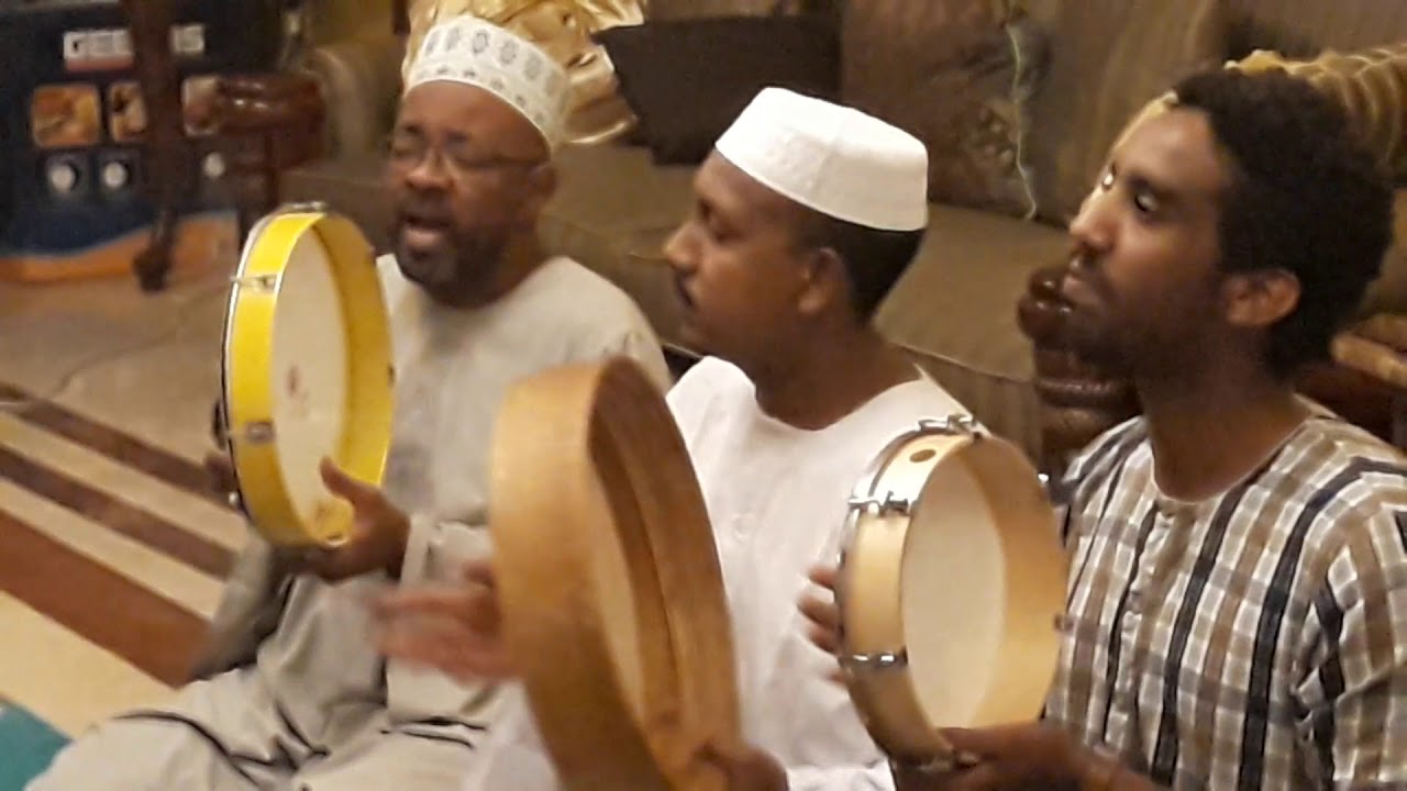 قوم كرام السجايا حيث ماجلسو*يبقى المكان على آثارهم عطرا