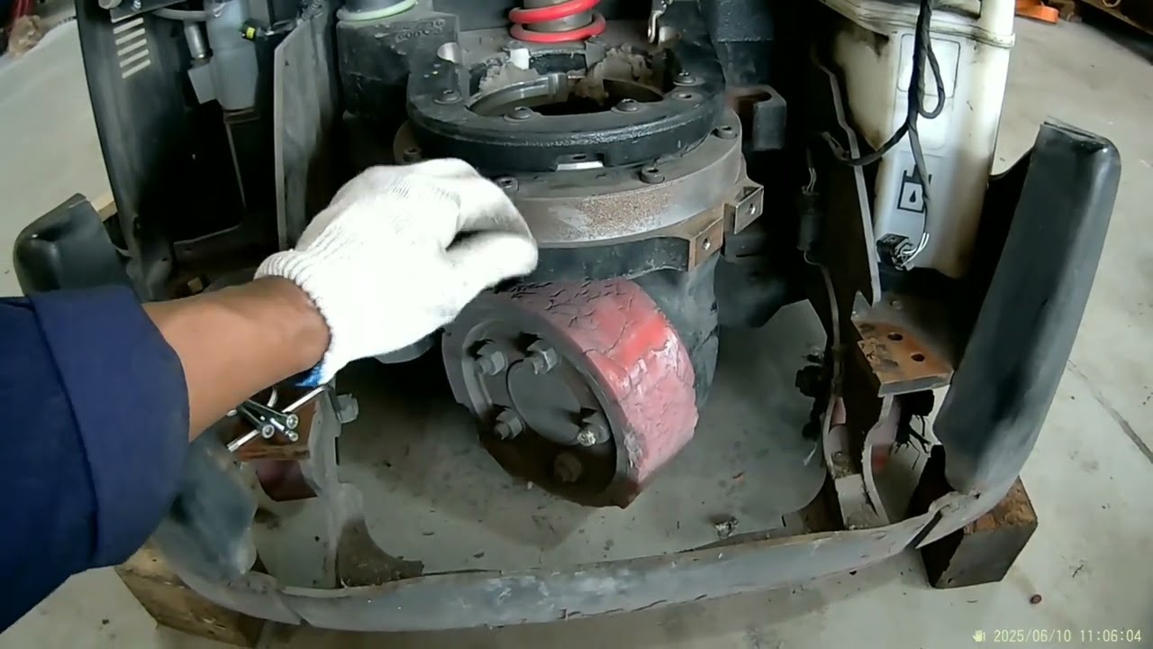 TRANSPALLET BT LEVIO LPE250 SERVICING DRIVE MOTOR REPLACING BEARING part1#liftingmachine #BTtech