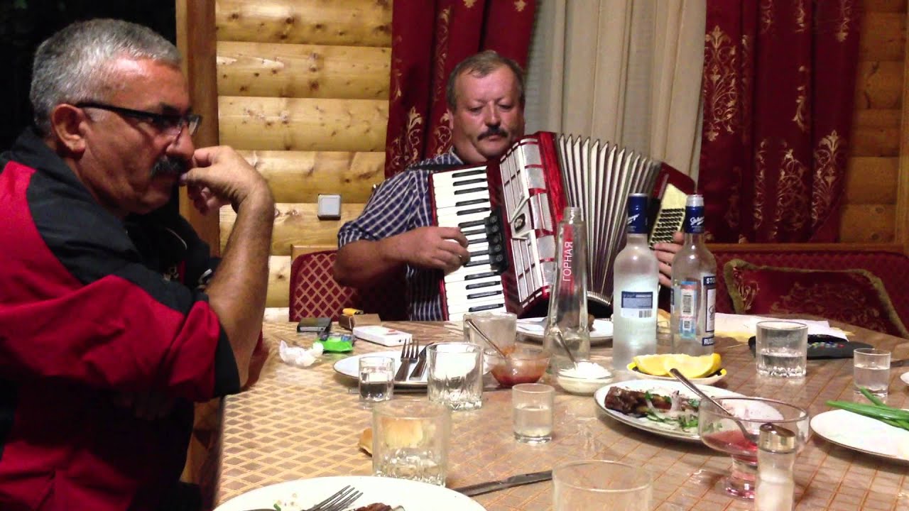 Багаудин поет друзьям. Даргинская песня. Избербаш.