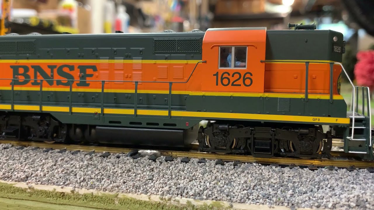 Walthers BNSF Heritage GP9 & GP15 and Containers Galore!
