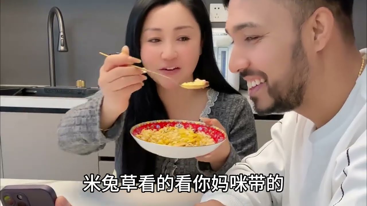 尼泊尔妈妈电话安慰月亮，神秘礼物让她泪流满面！#跨国婚姻 #尼泊尔妈妈