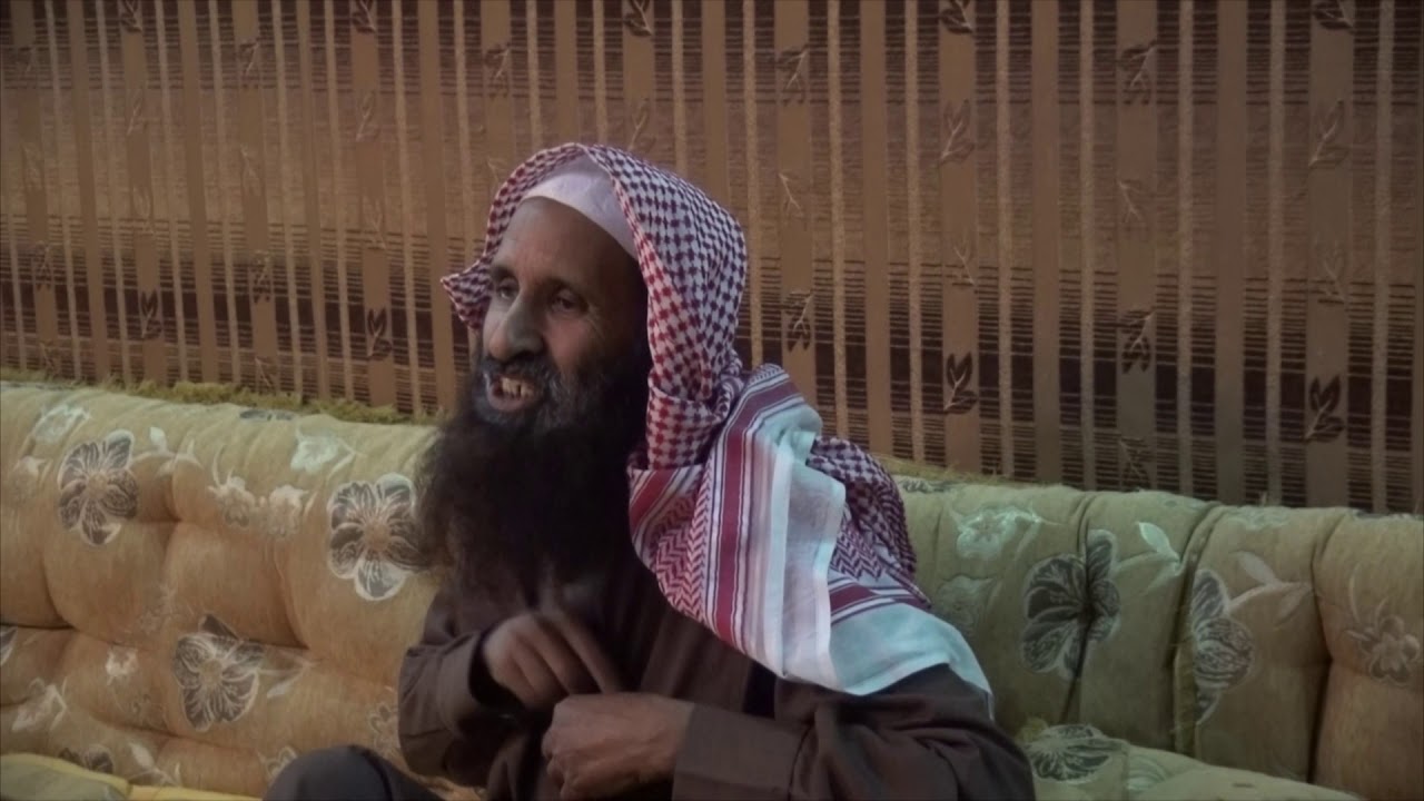 الشاعران مفلح عبدالله الهمزاني والشاعر سعود عيد الرشيدان في زيارتهم لمنزل محسن الهمزاني