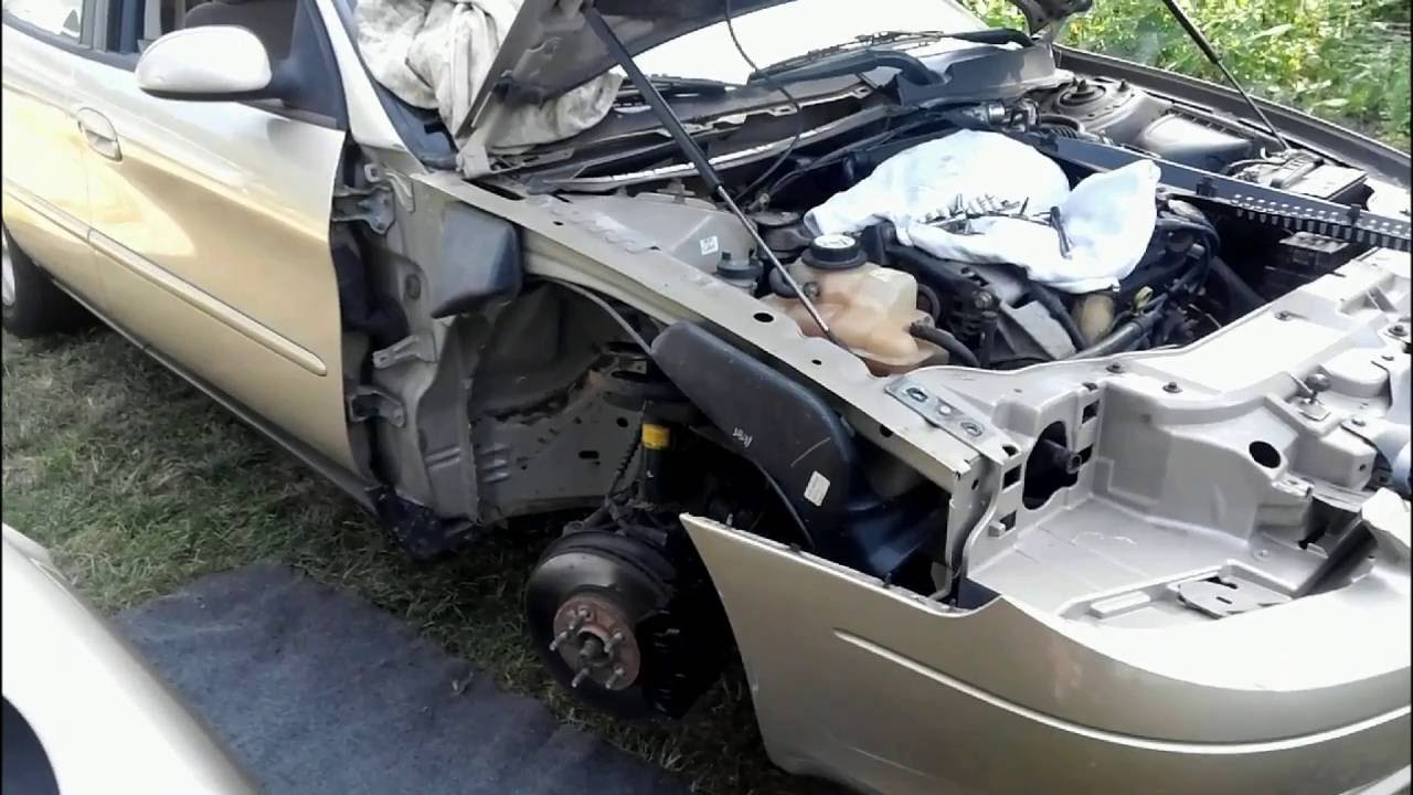 Taking off a Fender Ford Taurus 2001.