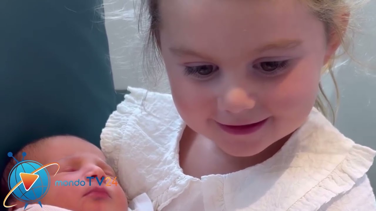 Le piccole figlie di Ludovica Valli insieme mentre parlano