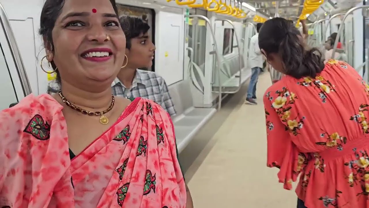 Agra metro tour दिल्ली नहीं आगरा मैट्रो है। आगरा में भी दौड़ रही मैट्रो