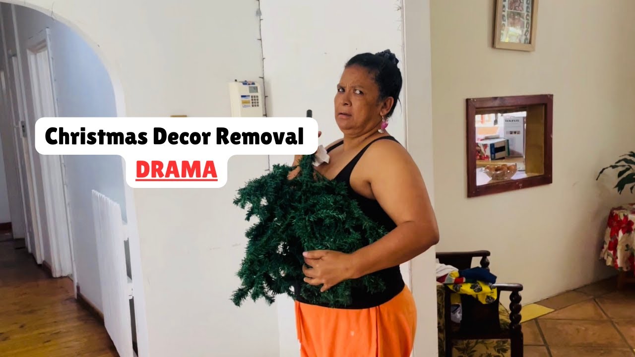 Remove the Christmas Décor with us