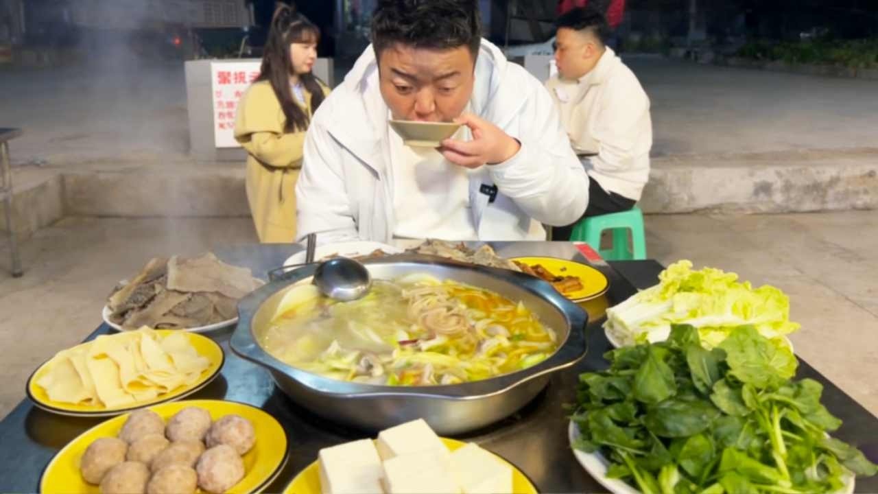 重庆大学美食，人均五十的酸汤鸭掌自助，鸭掌软烂脱骨汤色浓白好喝【五小区彭于晏】