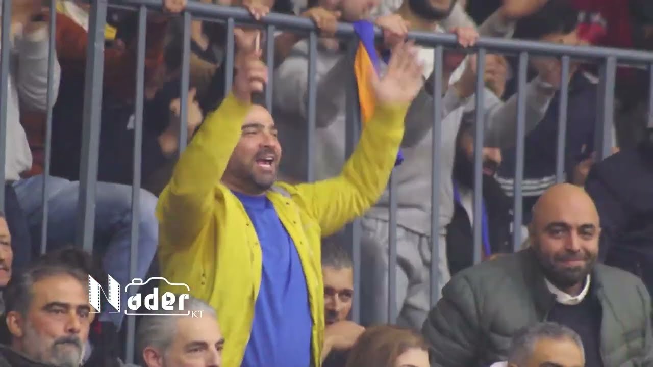 مشاهد وصور تجري في أرض الصالة ومدرجاتها قد لا يراها الكثيرون 😇